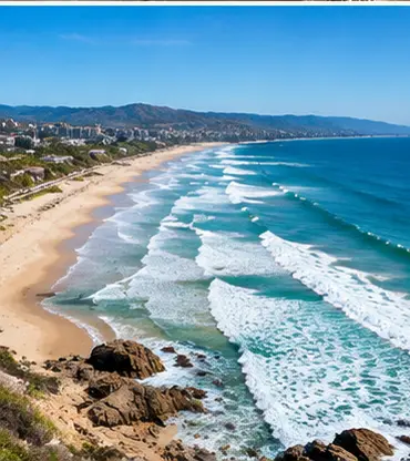 Vista aérea de olas llegando a una playa de arena